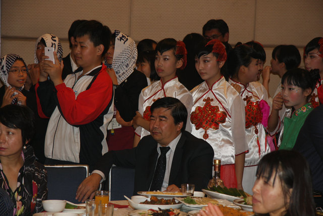 我校学生参加日本船桥市教育友好代表团欢送宴会并表演文